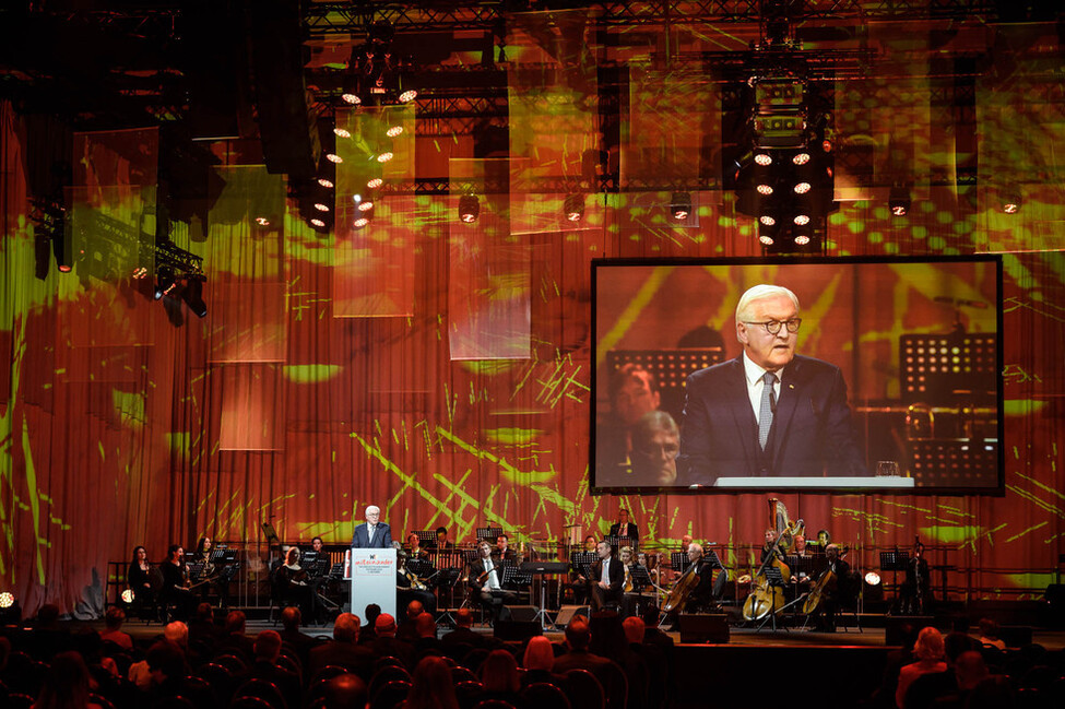 Bundespräsident Frank-Walter Steinmeier hält eine Rede beim Festakt zum Tag der Deutschen Einheit in der Metropolis Halle in Potsdam